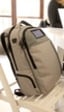 Esta mochila te permite recargar tu móvil usando energía solar