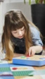 Un robot de madera enseña a los niños los principios de la programación
