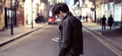 En Nueva Jersey quieren prohibir mirar el teléfono mientras se camina por la calle