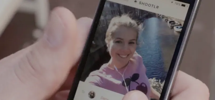 Shootlr es una aplicación que te permite hacerles selfis a tus amigos