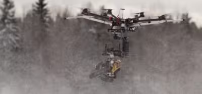 El totalmente innecesario, pero alucinante, vuelo de un dron con una motosierra