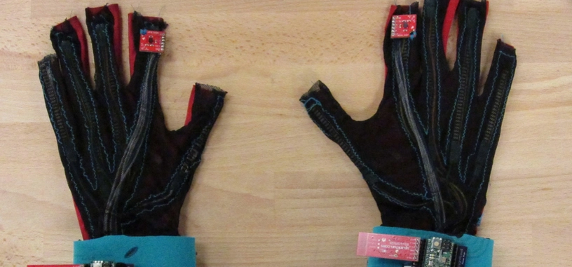 Estos guantes traducen el lenguaje de los signos a voz en tiempo real