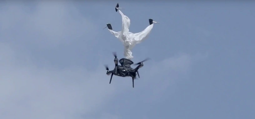 Nada como ponerle un paracaídas a tu dron para que no se estrelle en caso de problemas