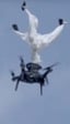 Nada como ponerle un paracaídas a tu dron para que no se estrelle en caso de problemas