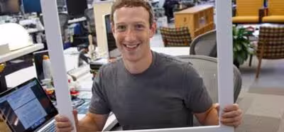 Zuckerberg también tapa con cinta la cámara de su portátil
