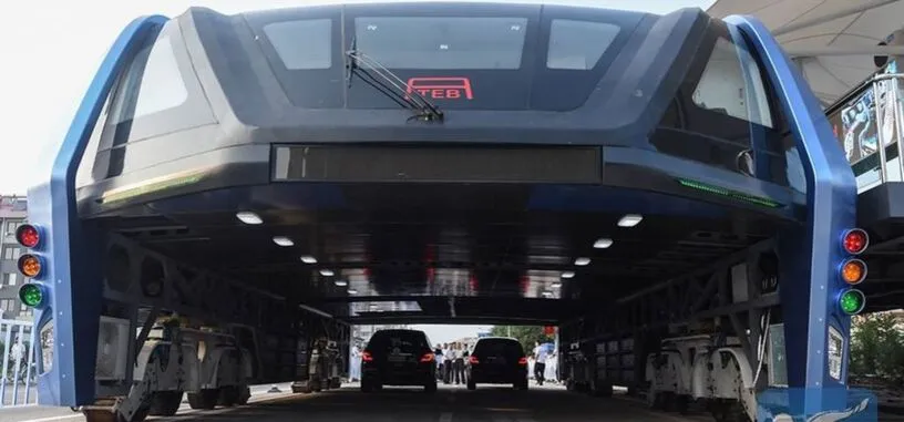 China ya tiene su autobús elevado que circula por encima de los coches