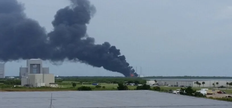 Un cohete Falcon 9 de SpaceX explota durante unas pruebas de lanzamiento