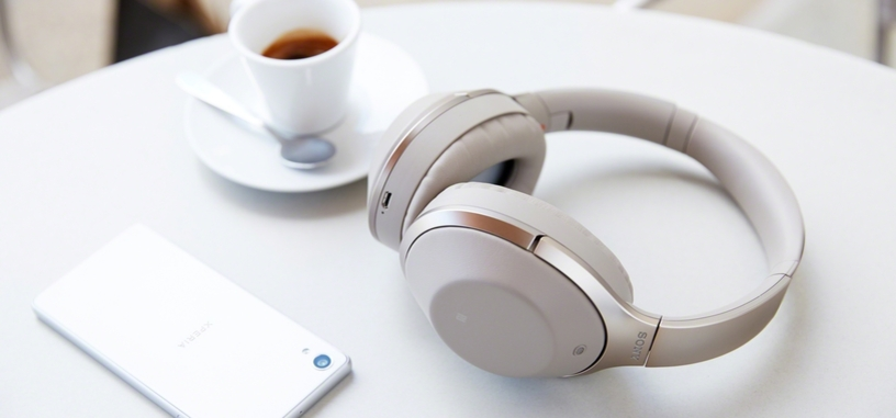 Los auriculares MDR-1000X de Sony permiten escuchar a tu alrededor con un gesto
