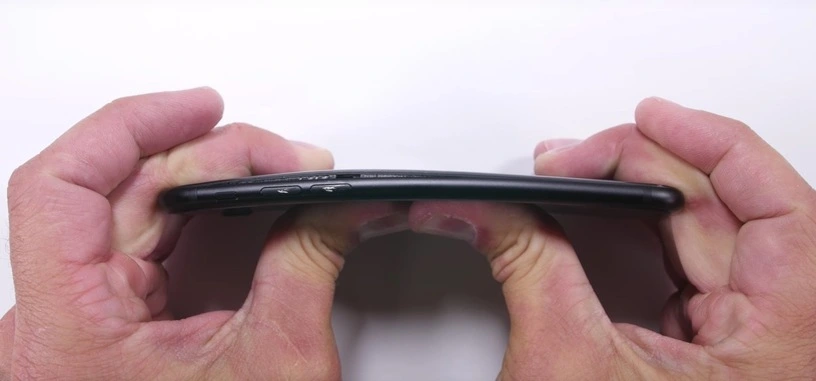Ponen a prueba la resistencia a ser doblado y rayarse del iPhone 7