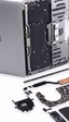 El desmontaje del MacBook Pro 13'' con Touch Bar muestra lo imposible que es de reparar