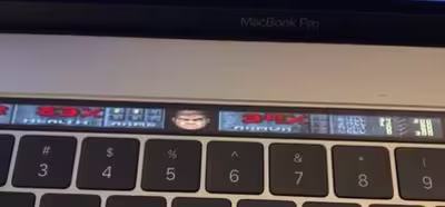 Usar la Touch Bar del MacBook Pro para jugar a 'DOOM' no entraba en los planes de Apple