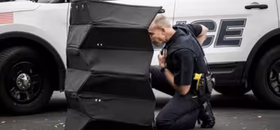 Este escudo corporal de origami se despliega rápido y absorbe impactos de bala