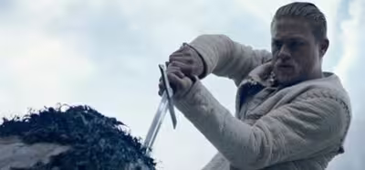 El único y auténtico rey llega en el tráiler de 'Rey Arturo: la leyenda de Excalibur'