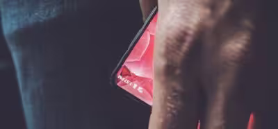 Andy Rubin avanza el teléfono sin marcos que prepara a través de Essential