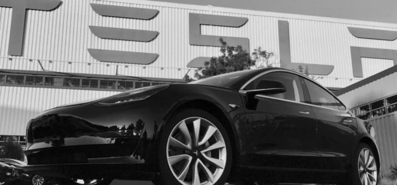 Elon Musk muestra el primer Model 3 salido de las fábricas de Tesla