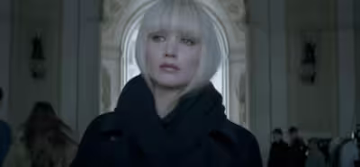 Jennifer Lawrence es una dura espía rusa en el avance de 'Gorrión rojo'