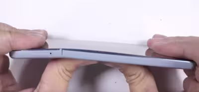 Ponen a prueba la resistencia del Pixel 2, y termina bastante rayado y algo doblado