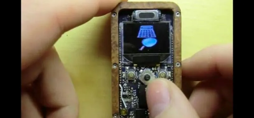Vídeo: Aficionado a la electrónica se fabrica su propio móvil