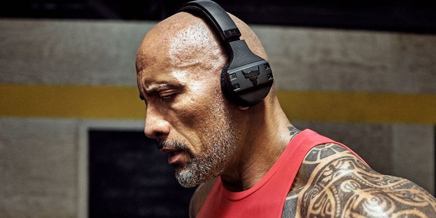 frío También Letrista Dwayne Johnson ya tiene sus propios auriculares para entrenar a prueba de  sudor | Geektopia