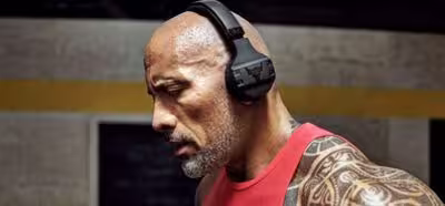 Dwayne Johnson ya tiene sus propios auriculares para entrenar a prueba de sudor