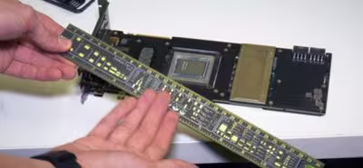 El tamaño del chip TU102 de la 2080 Ti es en torno a un 65 % mayor que el del GP102