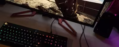 gaming_pc_screen_keyboard.avif
