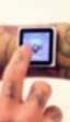 Se implanta cuatro imanes en el brazo para sujetar su iPod nano