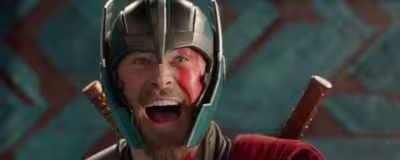 Esta imagen no es de esta película, pero queda perfecta. thor-ragnarok-chris-hemsworth-brainwash-kids-1087136-1280x0.avif