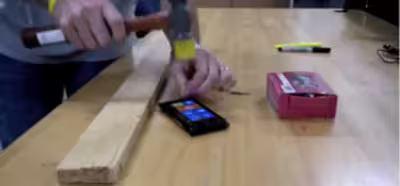 Prueba de resistencia de la pantalla del Nokia Lumia 900, pone los pelos de punta