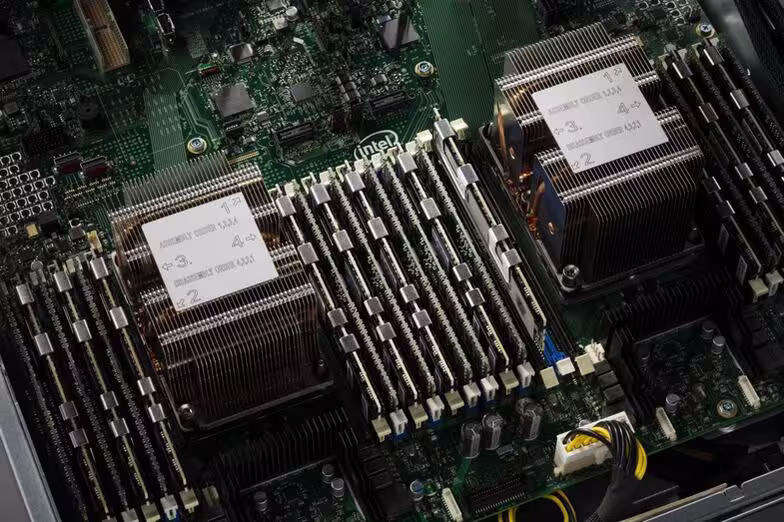 0_intel-dimm-in-server-1620x1080